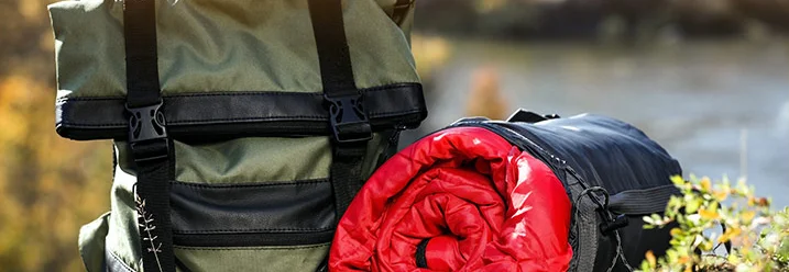 Rucksack und roter Schlafsack